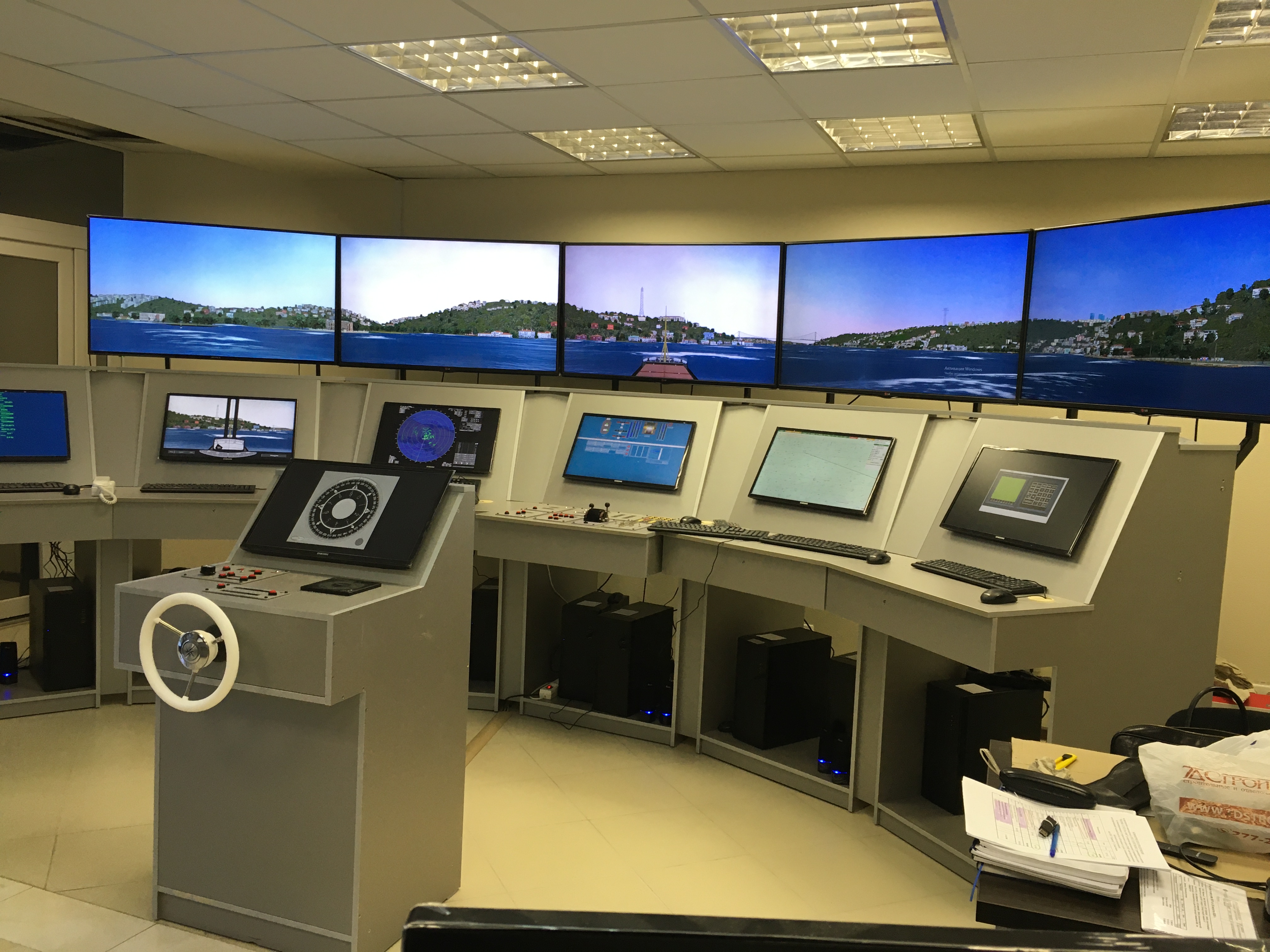 полномасштабный интегрированный мостик судна с трехканальной системой визуализации на ЖК панелях